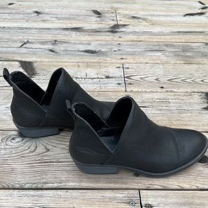 Women’s size 8 Universal Thread booties